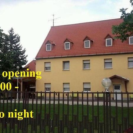 Bed and Breakfast Fenyő Panzió Mezőkövesd Exterior foto