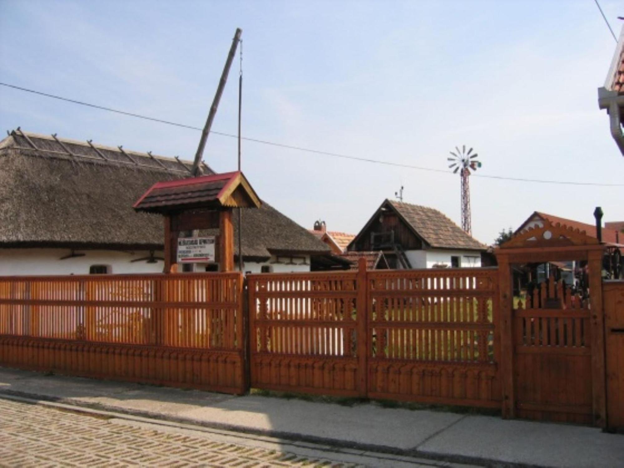 Bed and Breakfast Fenyő Panzió Mezőkövesd Exterior foto