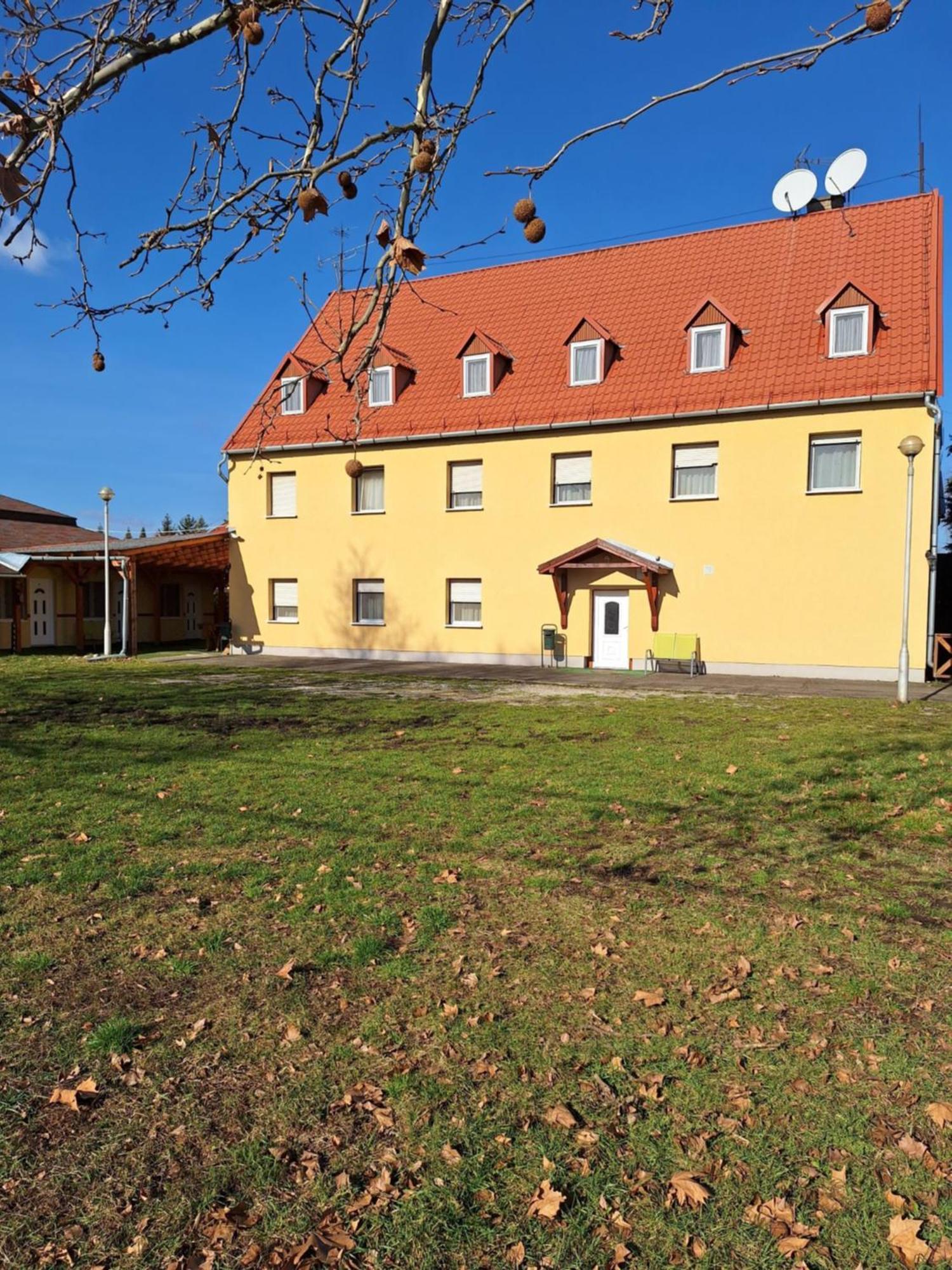 Bed and Breakfast Fenyő Panzió Mezőkövesd Exterior foto